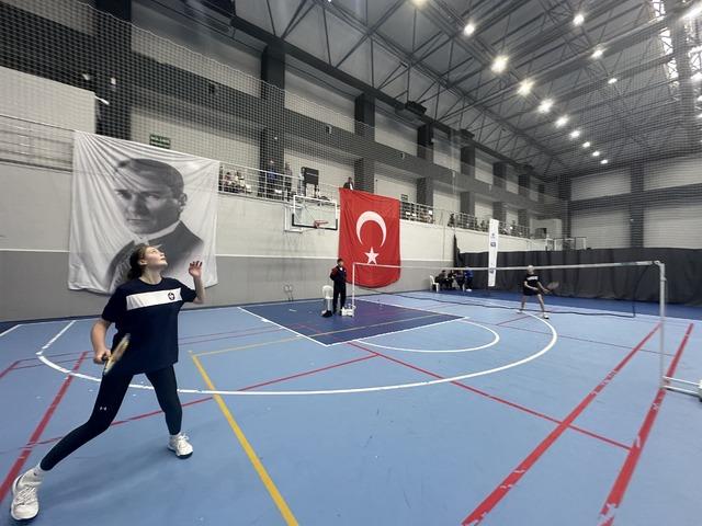 İstanbul Büyükşehir Belediyesi (İBB) iştiraki Spor İstanbul’un Badminton Çocuk Şenliği,Spor İstanbul düzenledi! Çocuklar badmintonla şenlendi 640xauto