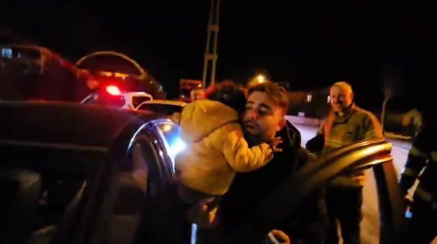 Ara&ccedil;ta kilitli kalan 2 yaşındaki &ccedil;ocuk i&ccedil;in ekipler seferber oldu