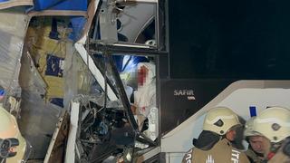 İstanbul'da yolcu otobüsü ile TIR çarpıştı! Ölü ve yaralılar var