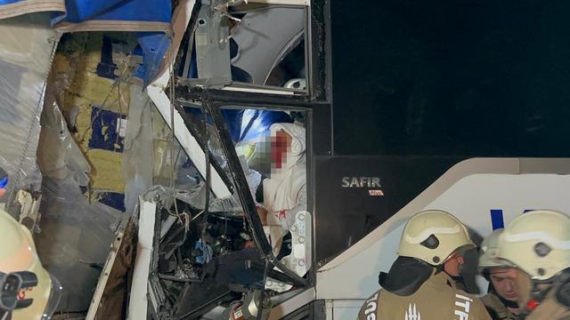 İstanbul'da yolcu otobüsü ile TIR çarpıştı! Ölü ve yaralılar var
