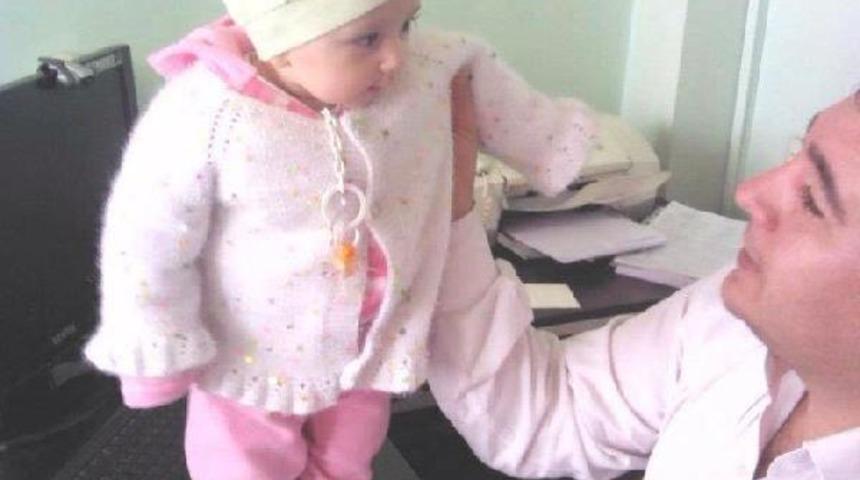 Eşi ve 3 çocuğunu boğazlarını keserek öldürdü, evi yakıp pencereden atladı