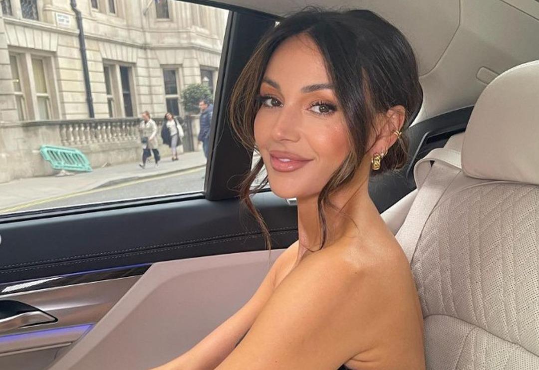 Michelle Keegan minicik kısa &uuml;st&uuml;yle fotoğraf paylaştı! Karın kaslarını sergiledi... Takip&ccedil;ilerini hayran bıraktı