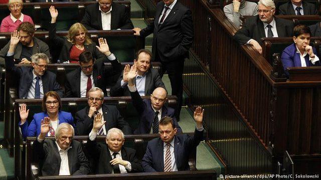 Polonya tartışmalı Holokost yasasını değiştirdi