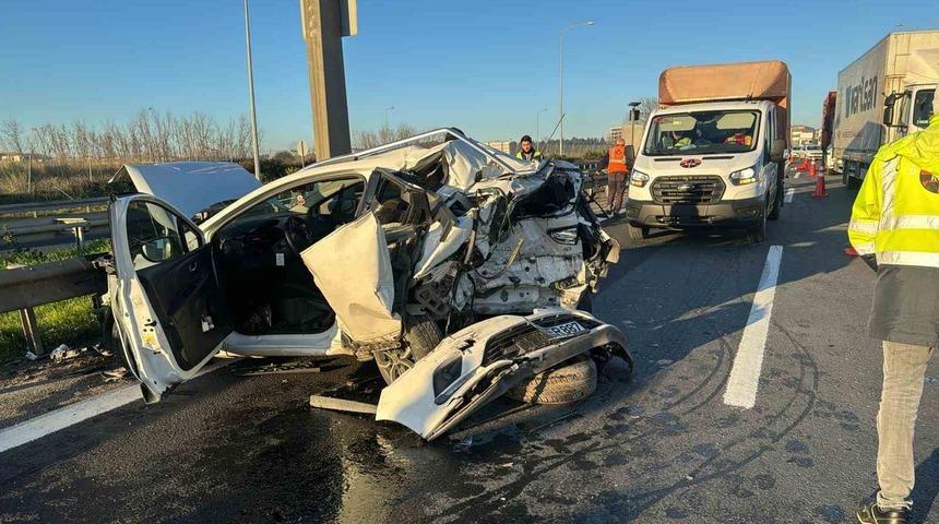 TEM’de panelvanla çarpışan otomobil kağıt gibi ezildi : 2 yaralı