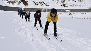 Bitlis'te kayakçılar karla kaplı parkurda antrenmanlara başladı