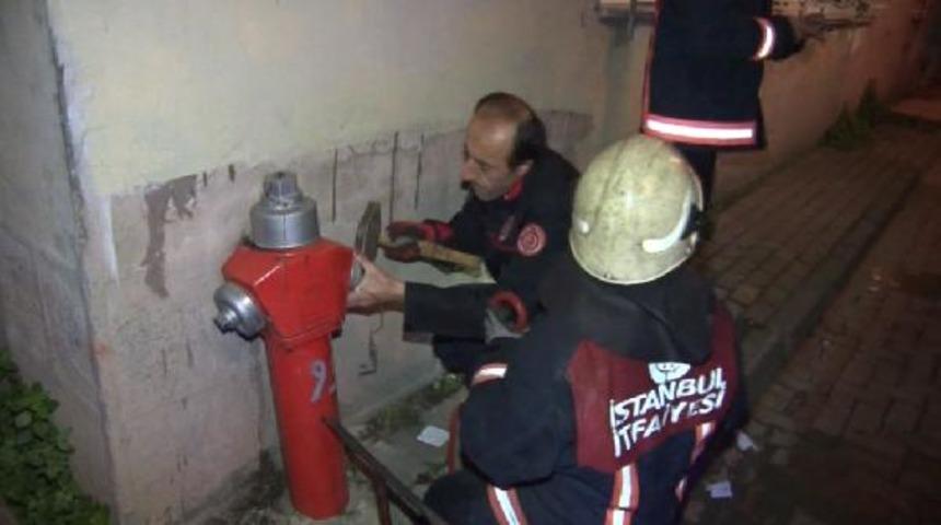 Fatih'te 2 katlı metruk bina alev alev yandı, 2 yaralı (Geniş Haber)