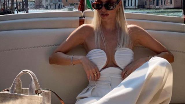 Leonie Hanne baştan aşağı dantel tulumuyla sosyal medyayı salladı! Sütyensiz tarzı olay oldu