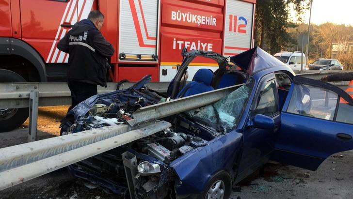 Kocaeli'de feci kaza! Bariyerlere saplanan otomobildeki anne ve oğlu öldü