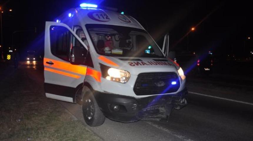 Yaralıları taşıyan ambulans, otomobille çarpıştı: 3 yaralı