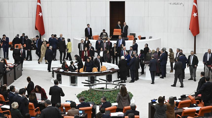 TBMM'de yaşanan tartışmanın ardından Özlem Zengin, Gülizar Biçer Karaca'yı istifaya davet etti: Bakanımızı çok yakışıksız bir şekilde adeta azarlamaya kalkıştı