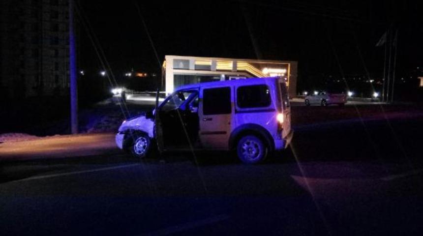 Şanlıurfa’da polis aracı ile hafif ticari araç çarpıştı; 2 yaralı