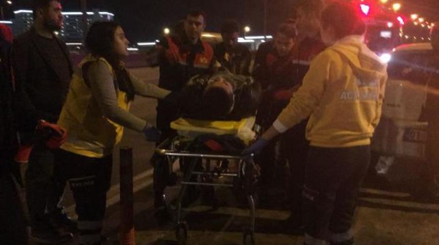 Otomobil, bariyerlere çarptı: 1 yaralı