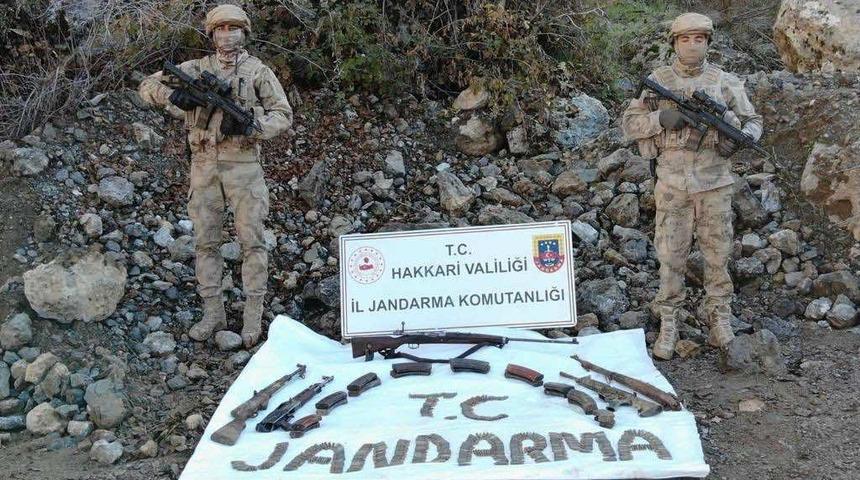 Hakkari'de terör operasyonunda silah ve mühimmat ele geçirildi