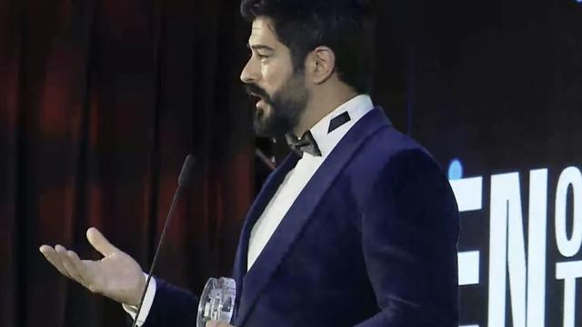 Burak Özçivit'ten duygulandıran konuşma! Tüm salondan alkış sesi yükseldi