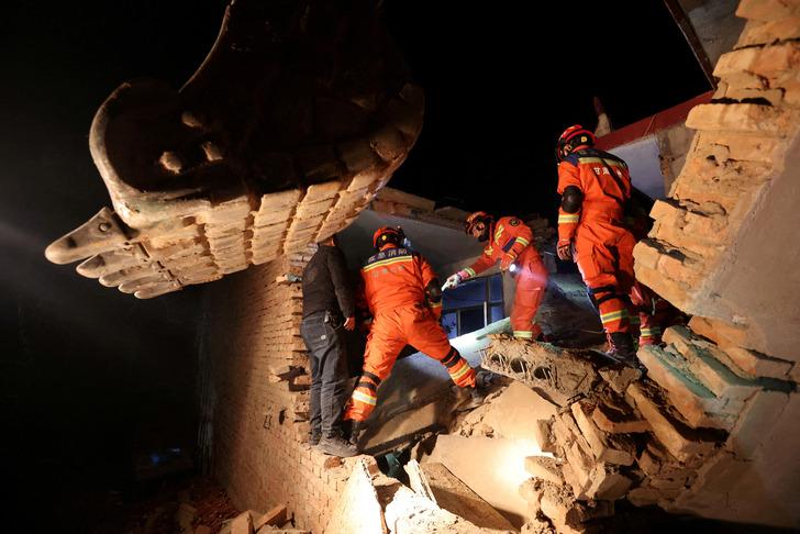 Çin'in Gansu eyaletinde meydana gelen 6.2 şiddetindeki depremde 111 kişi haytaını kaybetti