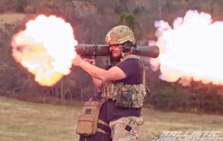 Eski ABD askeri YouTuber Adam Knowles video çektiği sırada yaralandı! Omzunda roketatar patladı... Alevlerin içinde kalıp bayıldı G1