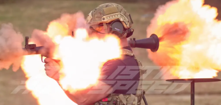 Eski ABD askeri YouTuber Adam Knowles video çektiği sırada yaralandı! Omzunda roketatar patladı... Alevlerin içinde kalıp bayıldı G2