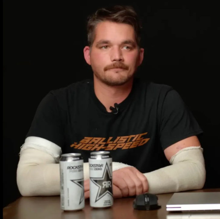 Eski ABD askeri YouTuber Adam Knowles video çektiği sırada yaralandı! Omzunda roketatar patladı... Alevlerin içinde kalıp bayıldı G4