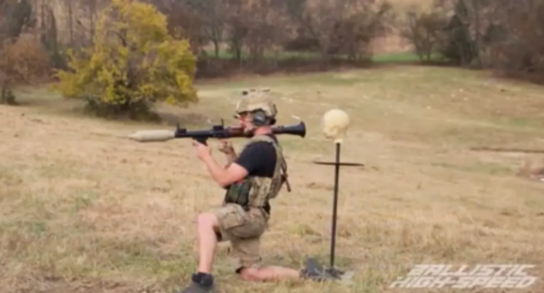 Eski ABD askeri YouTuber Adam Knowles video &ccedil;ektiği sırada yaralandı! Omzunda roketatar patladı... Alevlerin i&ccedil;inde kalıp bayıldı