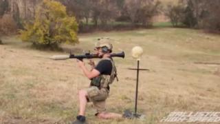 Eski ABD askeri YouTuber Adam Knowles video çektiği sırada yaralandı! Omzunda roketatar patladı... Alevlerin içinde kalıp bayıldı