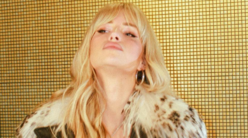 Lottie Moss yine bildiğiniz gibi! Bluzunun dekoltesi görenleri şaşkına çevirdi... Tamamen çıplak zannettiler 