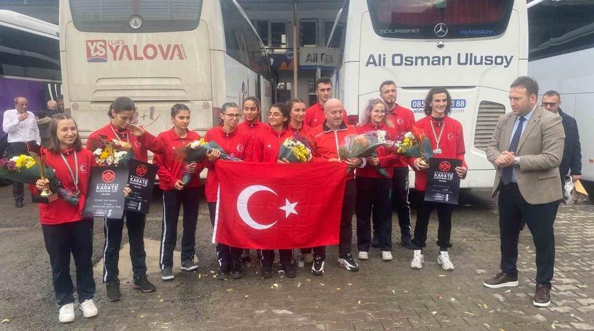 Otobüsle 120 saatlik yolculuk yapıp Avrupa şampiyonu oldular