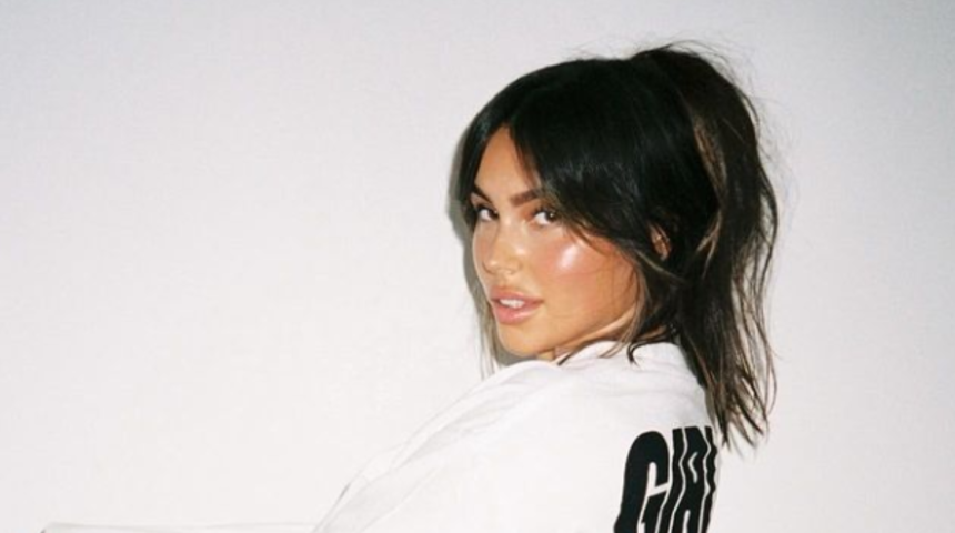 Sosyal medya fenomeni Claudia Tihan bikini izlerini göstermek istedi! Bluzunu yukarı kaldırıp şortunu aşağıya indirdi