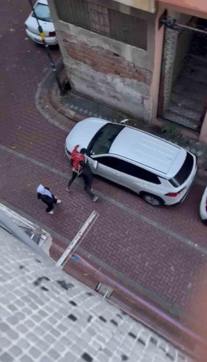 İstanbul’da kavgada kaput çökerten yumruk kamerada: Sinir krizi geçirince araca saldırdı G1