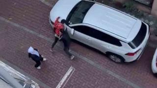 İstanbul’da kavgada kaput çökerten yumruk kamerada: Sinir krizi geçirince araca saldırdı