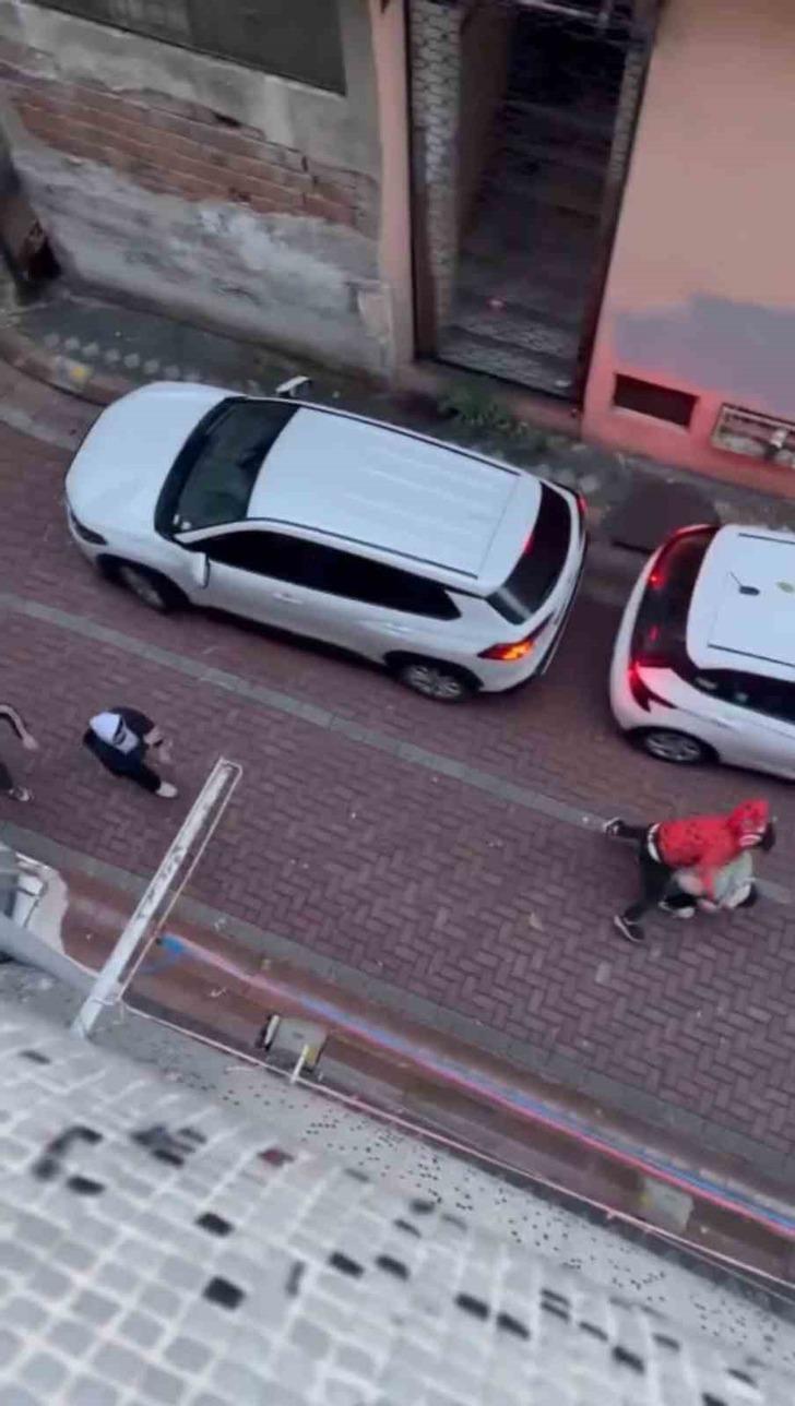 İstanbul’da kavgada kaput çökerten yumruk kamerada: Sinir krizi geçirince araca saldırdı G2