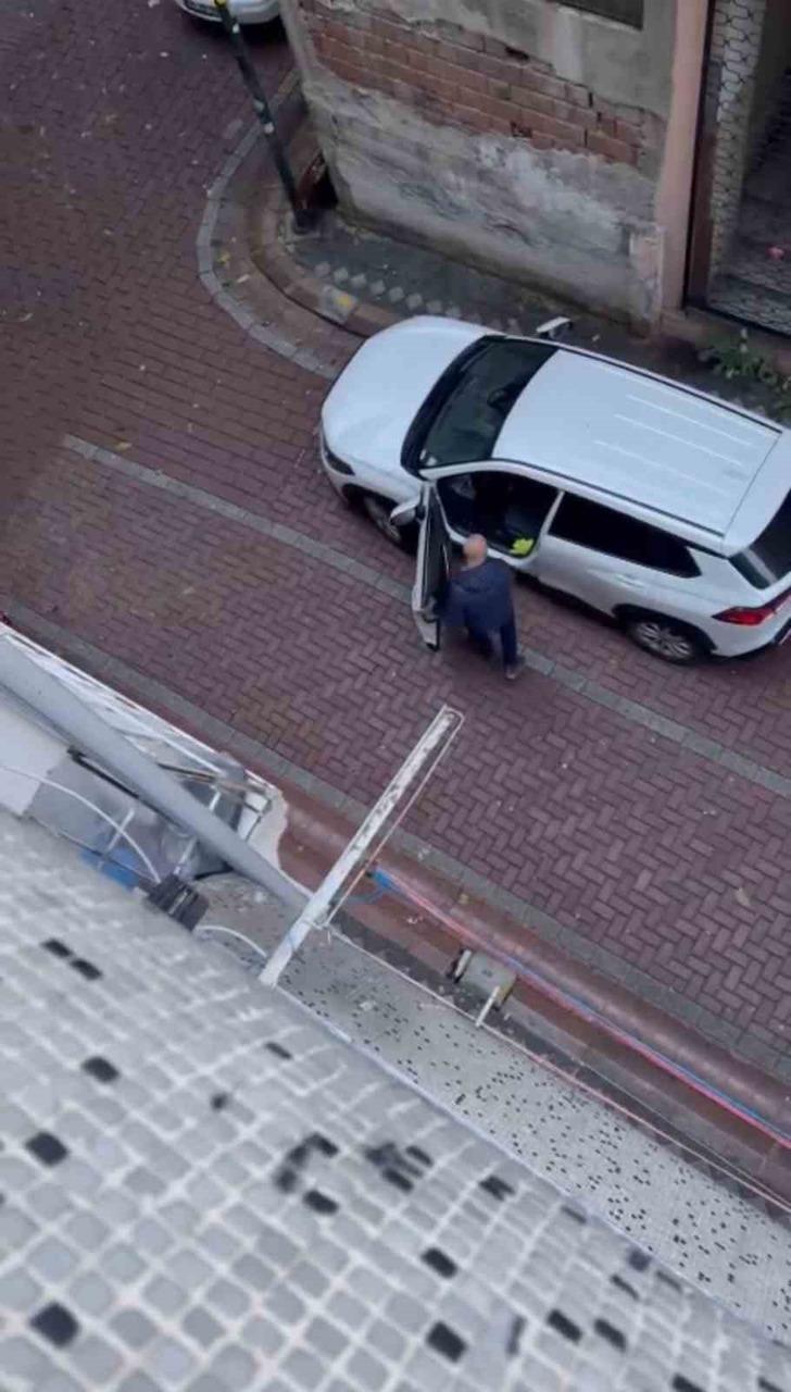 İstanbul’da kavgada kaput çökerten yumruk kamerada: Sinir krizi geçirince araca saldırdı G4