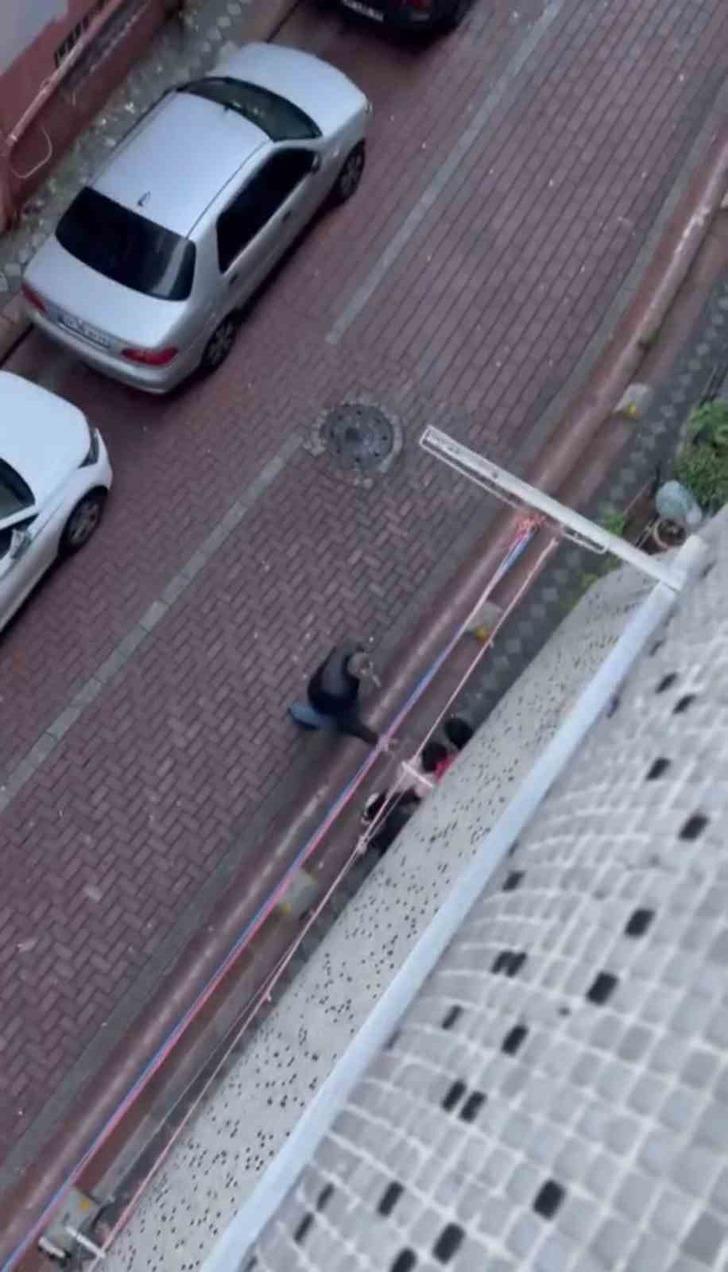 İstanbul’da kavgada kaput çökerten yumruk kamerada: Sinir krizi geçirince araca saldırdı G5