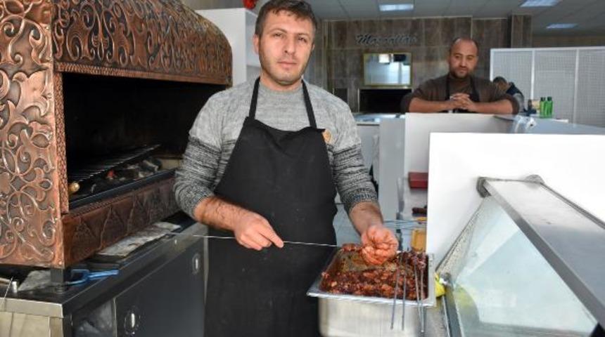'Askıda yemek'le ihtiyaç sahiplerini doyuruyorlar