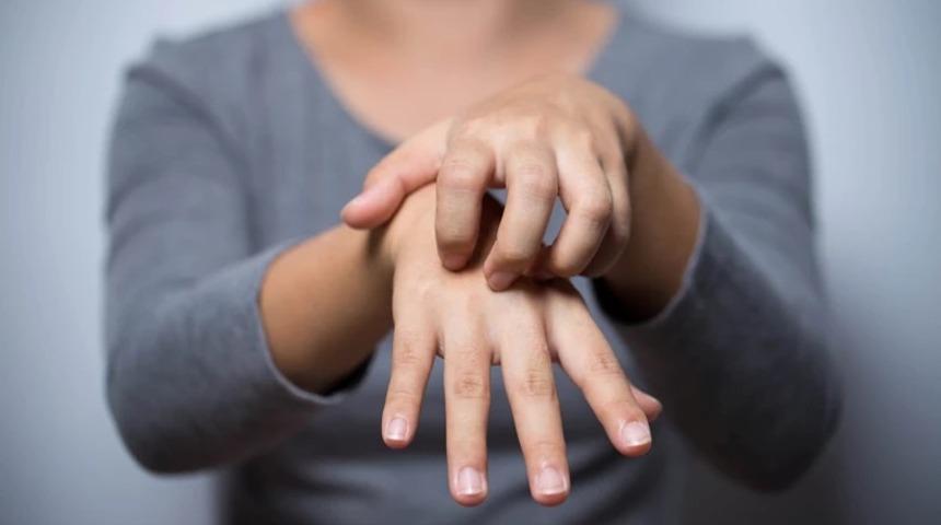 Çağımızın en tehlikeli hastalıklarından! Ötelemeye gelmez, basit sanılan kaşıntı en ölümcül kanserin belirtisi olabilir