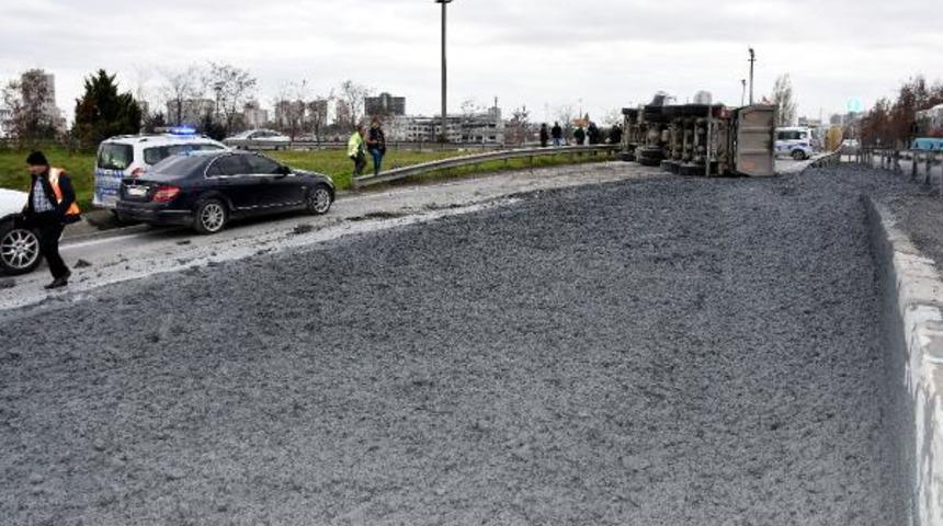 Çimento yüklü kamyon devrildi, yan yol trafiğe kapandı