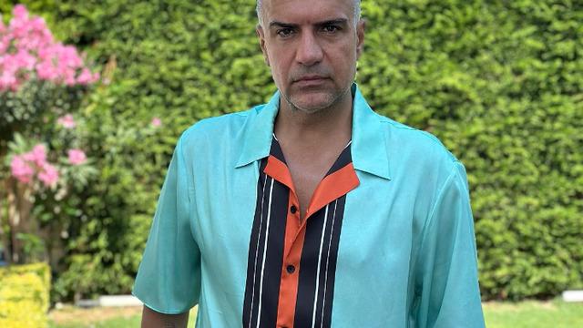 Berdan Mardini gül desenli takımıyla sosyal medyayı salladı! Eleştirilere bakın nasıl cevap verdi