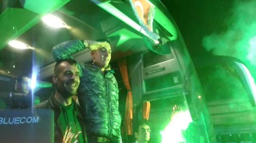 Terminalde asker uğurlama yoğunluğu