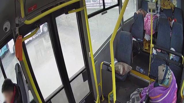 Deprem felaketi sonrası yeni görüntüler ortaya çıktı! 7.6 şiddetindeki ikinci depreme minibüste yakalandılar