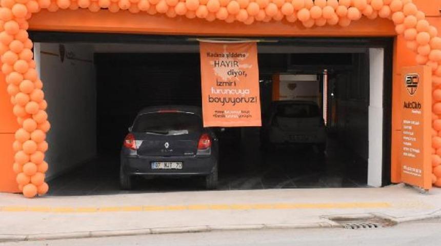 Kadına şiddete dikkat çekmek için iş yerini turuncuya boyadılar