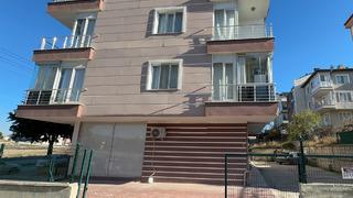 Yakaladıkları hırsızı odaya kapatıp balkona çıkmışlardı! Polisi beklerken ellerinden kaçırdılar