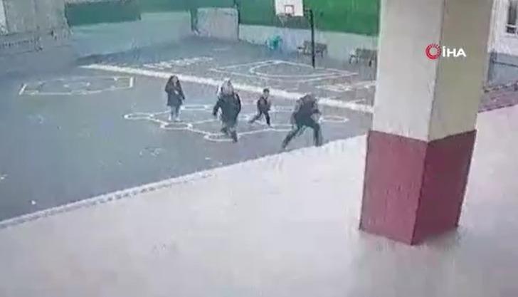 Veliden hamile öğretmene sınıfta öğrencilerin önünde saldırı! O anlar kamerada... Öğretmen baygınlık geçirdi G1