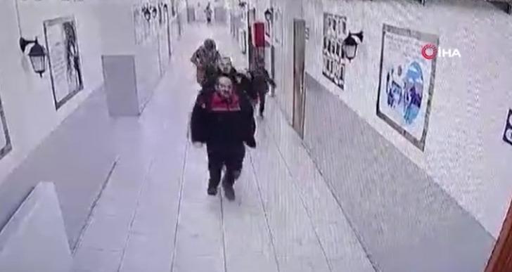 Veliden hamile öğretmene sınıfta öğrencilerin önünde saldırı! O anlar kamerada... Öğretmen baygınlık geçirdi G2