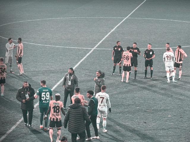 İstanbulspor yönetimi, hakem kararlarını protesto etmek için Trabzonspor maçında takımı sahadan çekti!