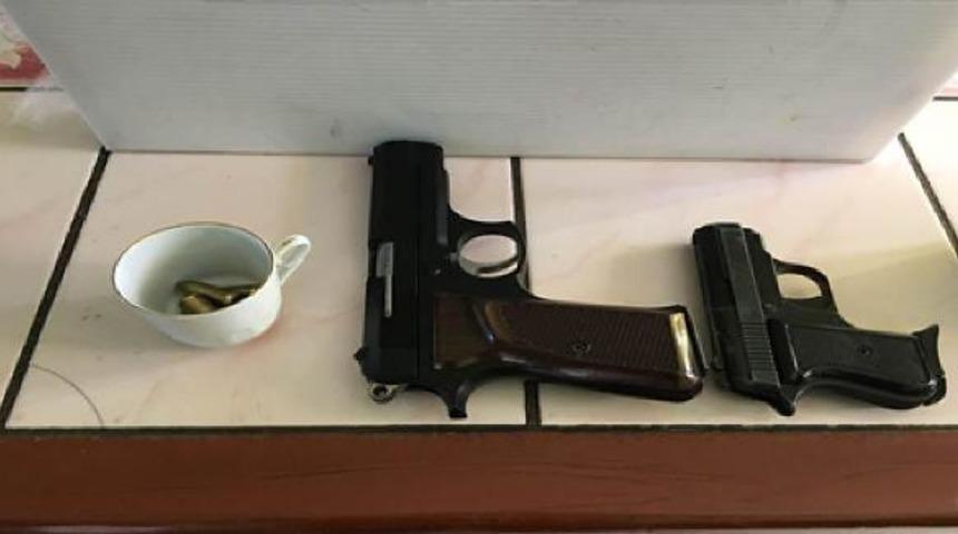 Otomobilden tabanca, evden uyuşturucu çıktı