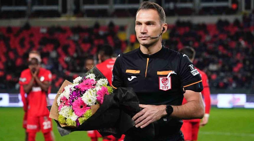 Futbolculardan hakeme saldırıya alkışlı protesto!