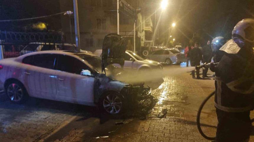 Adana’da galeri önündeki otomobil kundaklandı! Ateşe verip kaçtılar