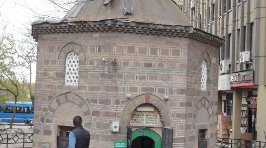 Hırsızlar, 540 yıllık türbenin çatısındaki kurşun levhaları çalıyor