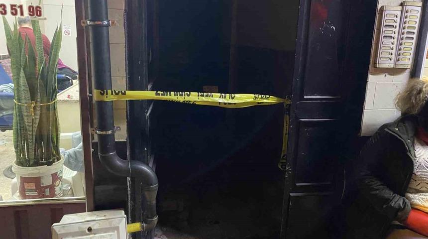 Dalgın komşu binayı yakıyordu! Yaktığı sigara pahalıya mal oldu