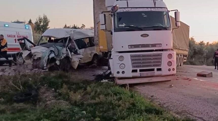Feci kaza! TIR ile minibüs çarpıştı... 2 ölü, 2 ağır yaralı