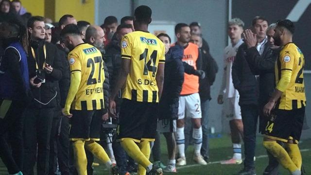 Tüm dünya Türk futbolunu konuşmaya devam ediyor! İstanbulspor'un sahadan çekilmesi Avrupa'da manşet oldu: Türkiye'de inanılmaz olay!